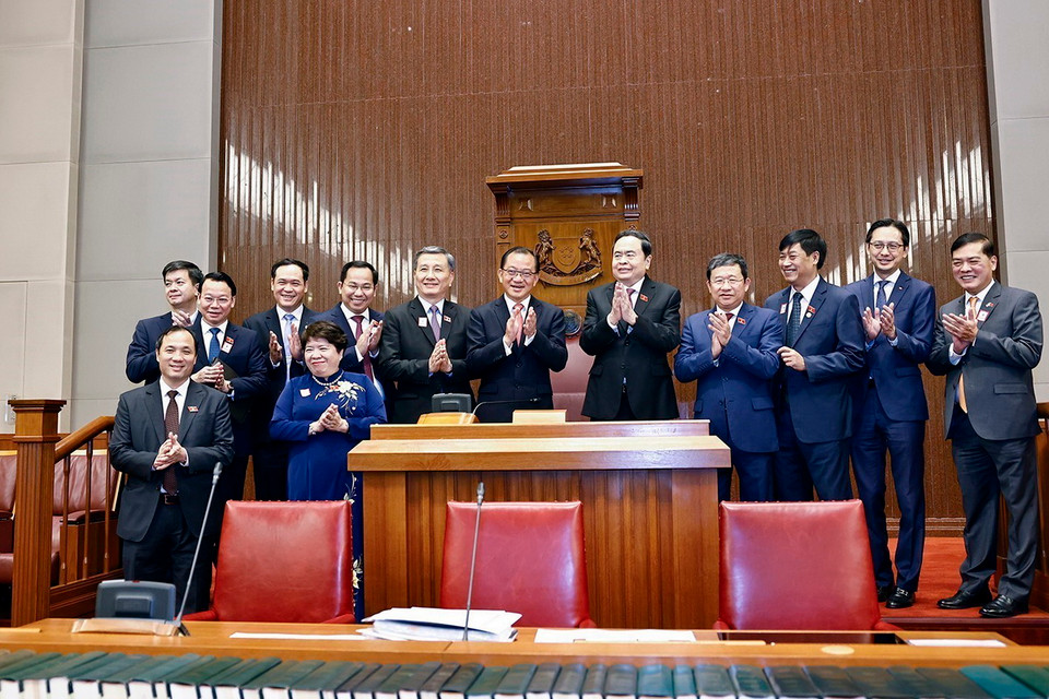 Chủ tịch Quốc hội Trần Thanh Mẫn và Chủ tịch Quốc hội Singapore Seah Kian Peng thăm phòng họp của Nghị viện. (Ảnh: Doãn Tấn/TTXVN)