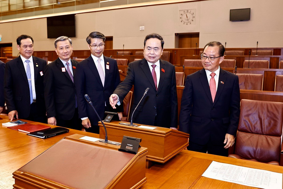 Chủ tịch Quốc hội Trần Thanh Mẫn và Chủ tịch Quốc hội Singapore Seah Kian Peng thăm phòng họp của Nghị viện. (Ảnh: Doãn Tấn/TTXVN)