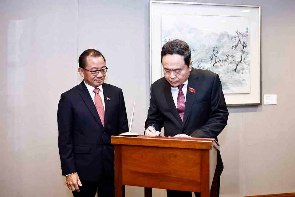 Chủ tịch Quốc hội Trần Thanh Mẫn ký sổ lưu bút. (Ảnh: Doãn Tấn/TTXVN)