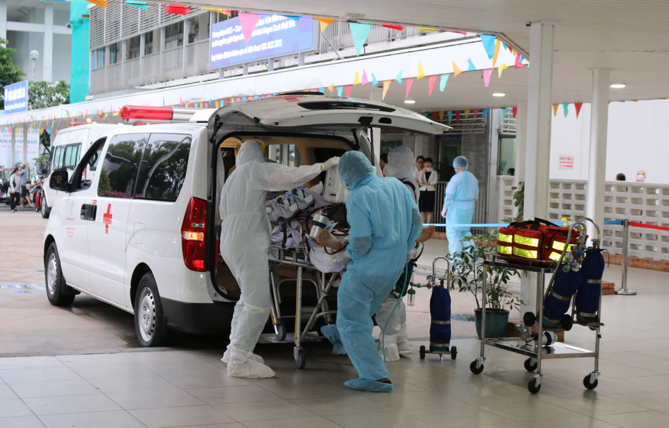Bệnh nhân 91 được chuyển đến Bệnh viện Chợ Rẫy Thành phố Hồ Chí Minh, chiều ngày 22/5. (Ảnh: TTXVN phát)
