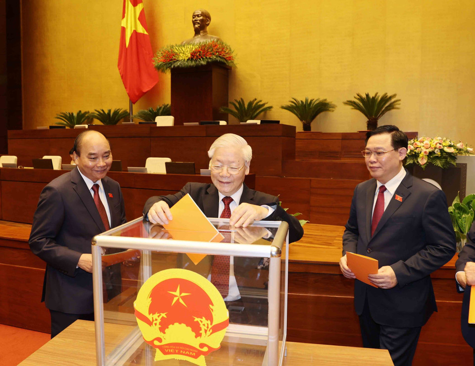 Tổng Bí thư Nguyễn Phú Trọng và các lãnh đạo Đảng, Nhà nước bỏ phiếu phê chuẩn đề nghị về danh sách một số Phó Chủ tịch và một số Ủy viên Hội đồng Bầu cử quốc gia. (Ảnh: Trí Dũng/TTXVN)