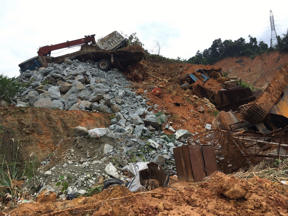 Hiện trường tìm kiếm ở thủy điện Rào Trăng 3. (Ảnh: Đỗ Trưởng/TTXVN)