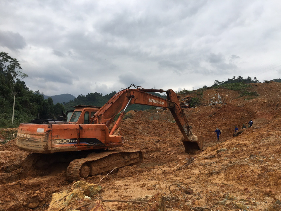 Hiện trường tìm kiếm ở thủy điện Rào Trăng 3. (Ảnh: Đỗ Trưởng/TTXVN)