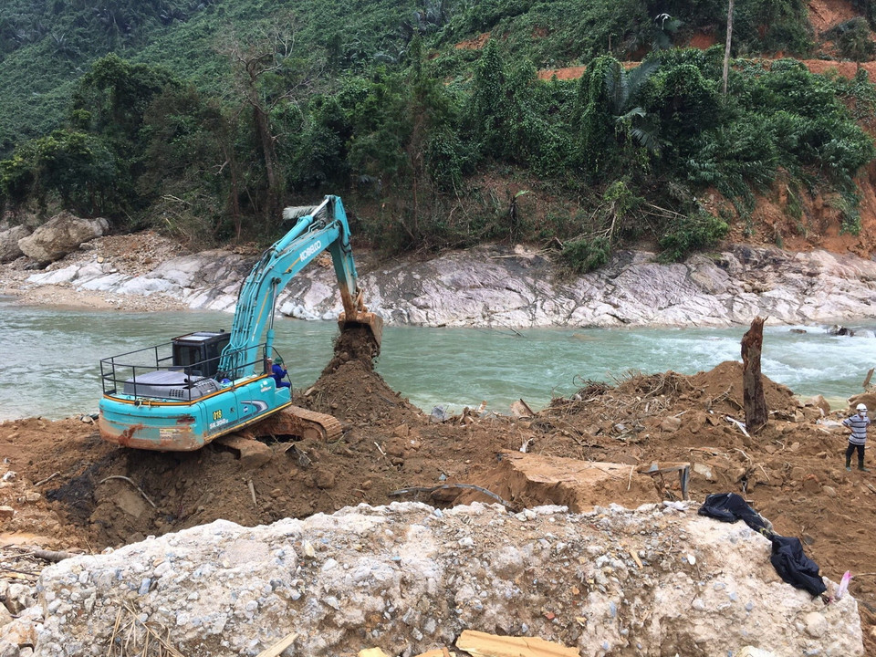 Hiện trường tìm kiếm ở thủy điện Rào Trăng 3. (Ảnh: Đỗ Trưởng/TTXVN)