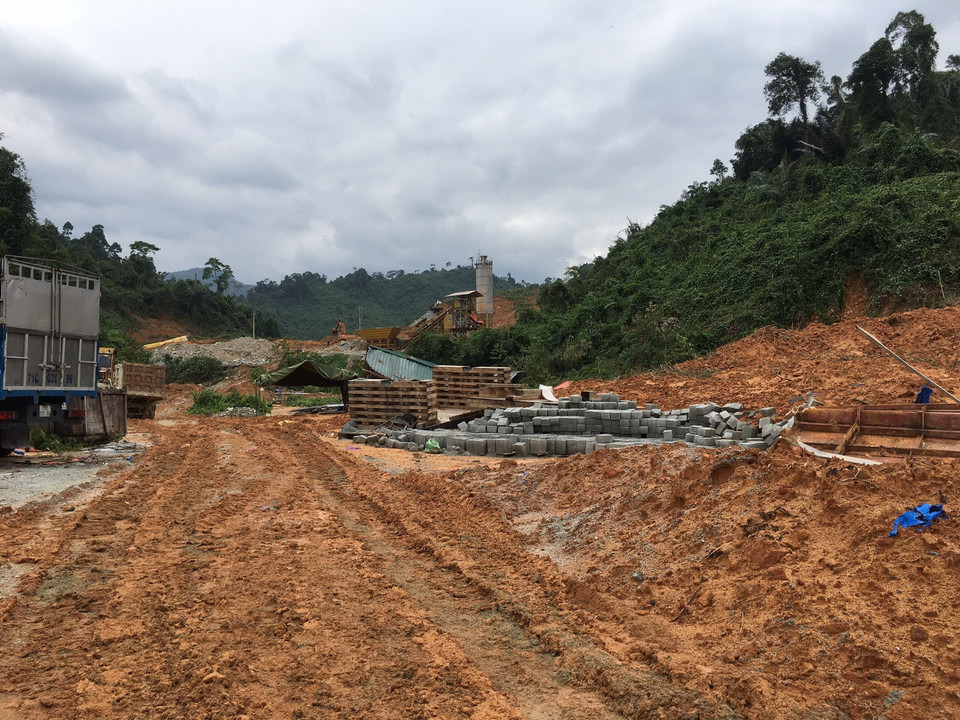 Hiện trường tìm kiếm ở thủy điện Rào Trăng 3. (Ảnh: Đỗ Trưởng/TTXVN)