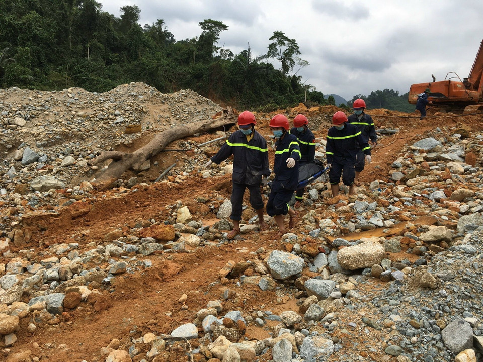 Chuyển thi thể công nhân về Bệnh viện Trung ương Huế để bảo quản, chờ người thân đến làm thủ tục nhận diện. (Ảnh: Đỗ Trưởng/TTXVN)