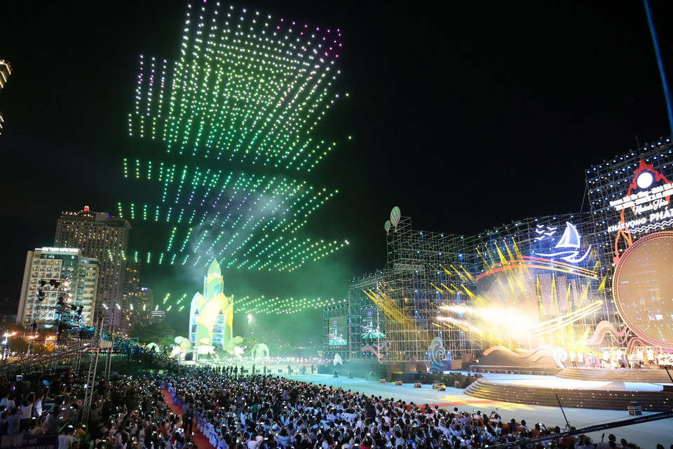 Màn trình diễn ánh sáng nghệ thuật bằng 1.653 drone (thiết bị bay không người lái) đã làm cho bầu trời phố biển Nha Trang trở nên rực rỡ, lung linh. (Ảnh Đặng Tuấn/TTXVN)
