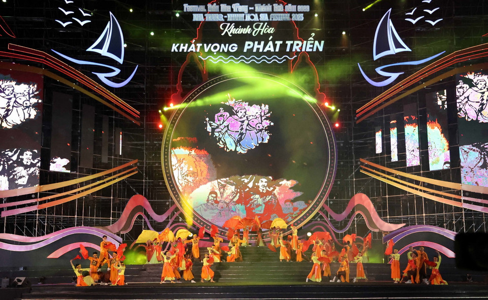 Đại nhạc cảnh "Khánh Hòa sóng hát" mở màn chương trình khai mạc Festival Biển 2023. (Ảnh Đặng Tuấn/TTXVN)