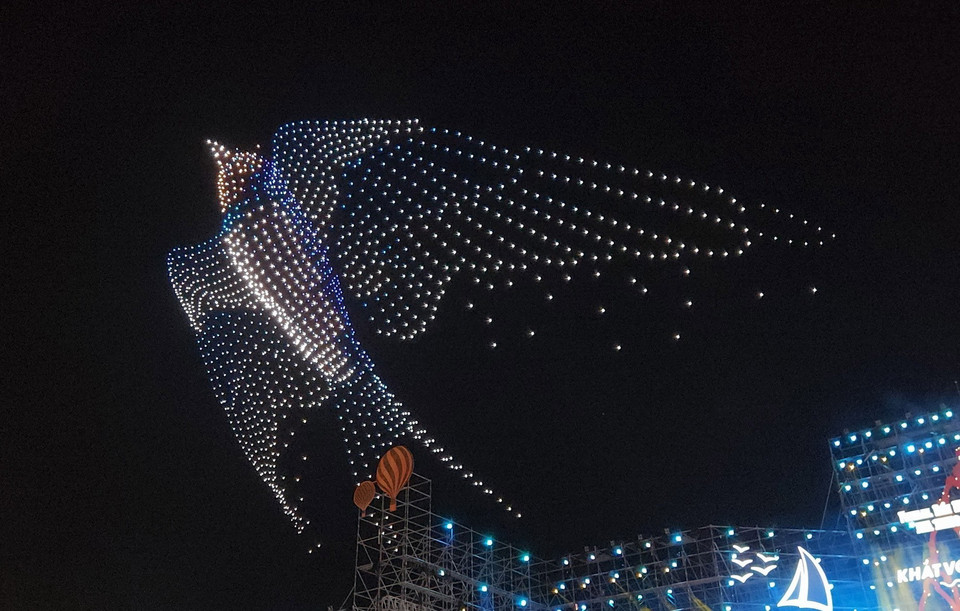 1.653 thiết bị bay trình diễn ánh sáng đêm khai mạc Festival Biển Nha Trang-Khánh Hòa. (Ảnh Đặng Tuấn/TTXVN)