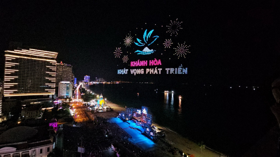 Chương trình ánh sáng nghệ thuật hiện đại được trình diễn tại Festival Biển Nha Trang-Khánh Hòa lần thứ 10. (Ảnh Đặng Tuấn/TTXVN)