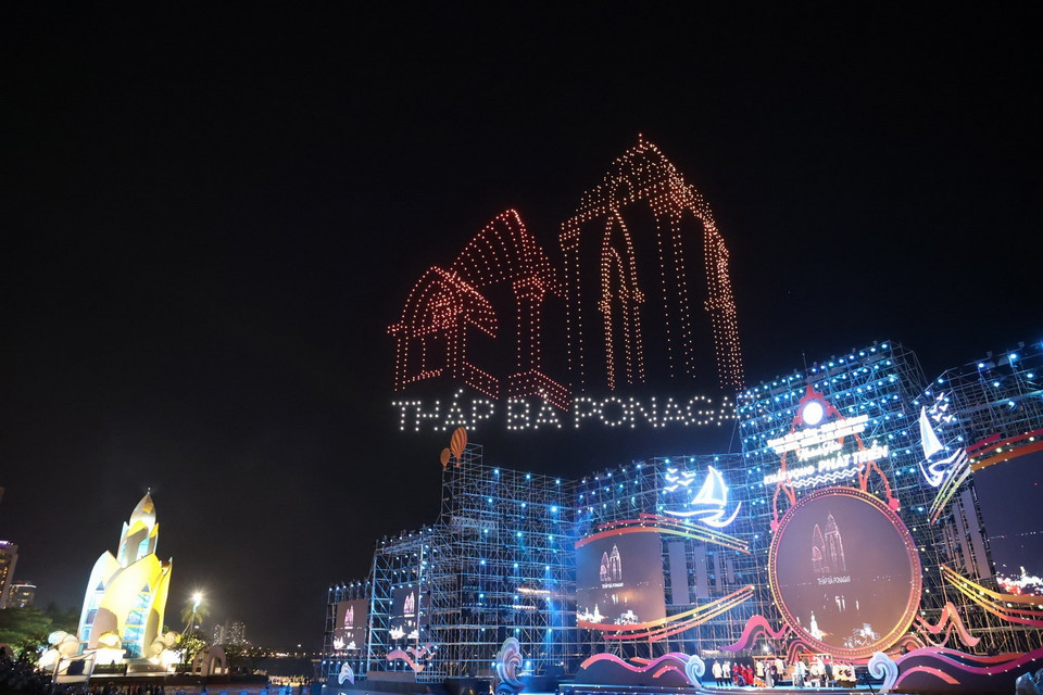 Màn trình diễn ánh sáng nghệ thuật bằng 1.653 drone (thiết bị bay không người lái) đã làm cho bầu trời phố biển Nha Trang trở nên rực rỡ, lung linh. (Ảnh Đặng Tuấn/TTXVN)