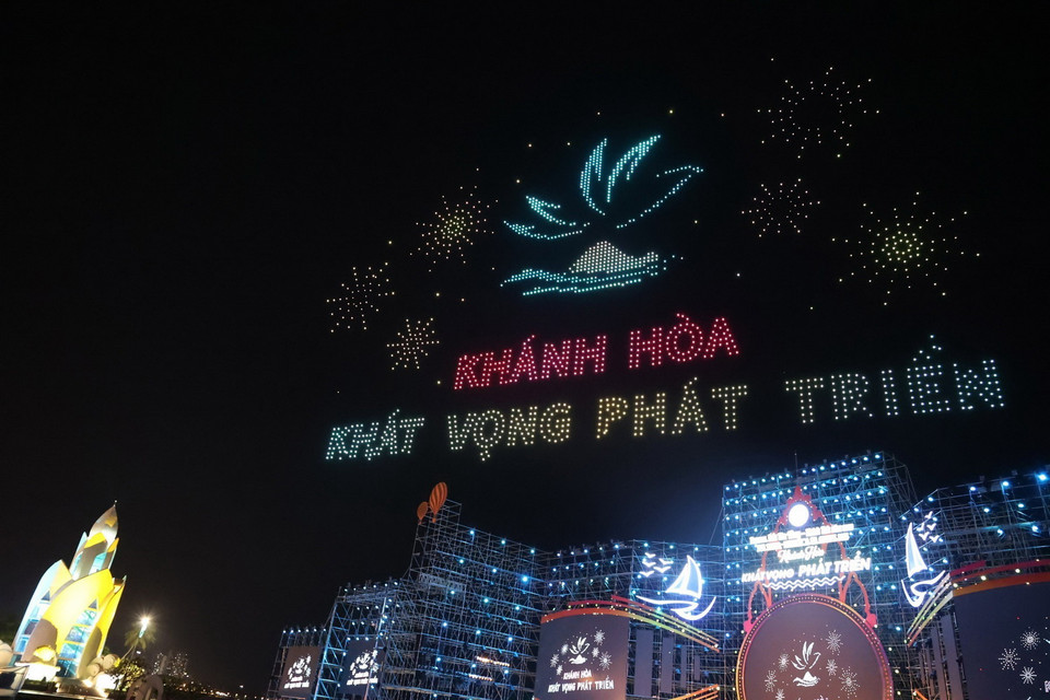 Chương trình ánh sáng nghệ thuật hiện đại được trình diễn tại Festival Biển Nha Trang-Khánh Hòa lần thứ 10. (Ảnh Đặng Tuấn/TTXVN)