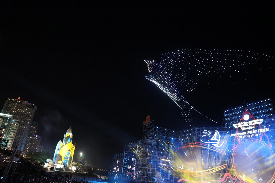 Màn trình diễn ánh sáng nghệ thuật bằng 1.653 drone (thiết bị bay không người lái) làm cho bầu trời phố biển Nha Trang trở nên rực rỡ, lung linh. (Ảnh Đặng Tuấn/TTXVN)