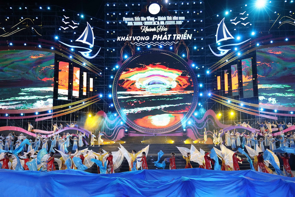 Đại nhạc cảnh "Khánh Hòa sóng hát" mở màn Lễ khai mạc Festival Biển 2023. (Ảnh Đặng Tuấn/TTXVN)