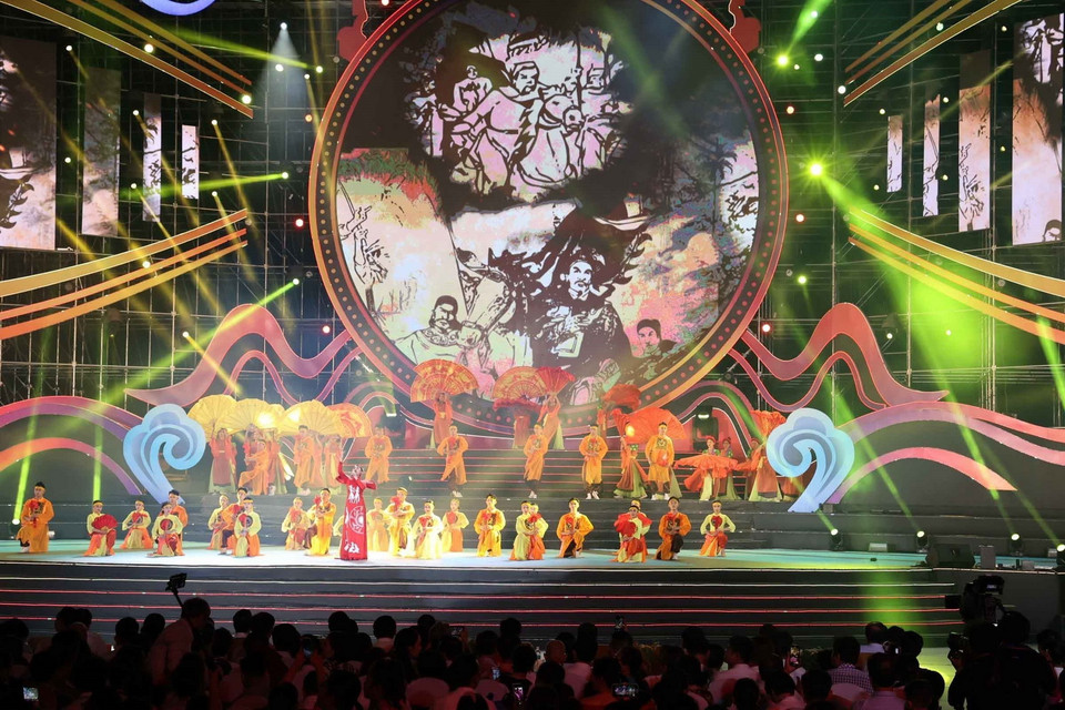 Đại nhạc cảnh "Khánh Hòa sóng hát" mở màn lễ khai mạc Festival Biển 2023. (Ảnh Đặng Tuấn/TTXVN)