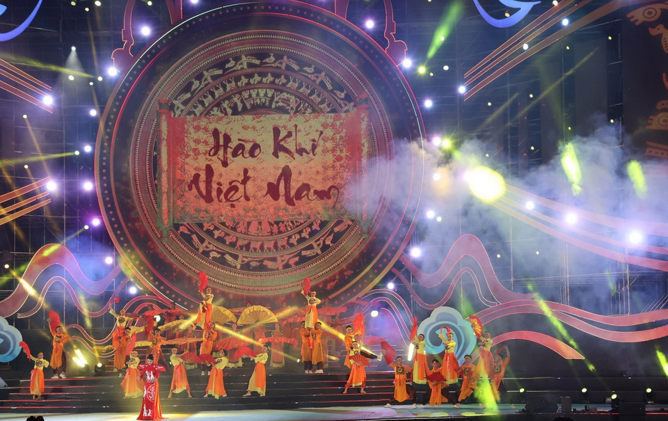 Đại nhạc cảnh "Khánh Hòa sóng hát" mở màn Lễ khai mạc Festival Biển 2023. (Ảnh Đặng Tuấn/TTXVN)