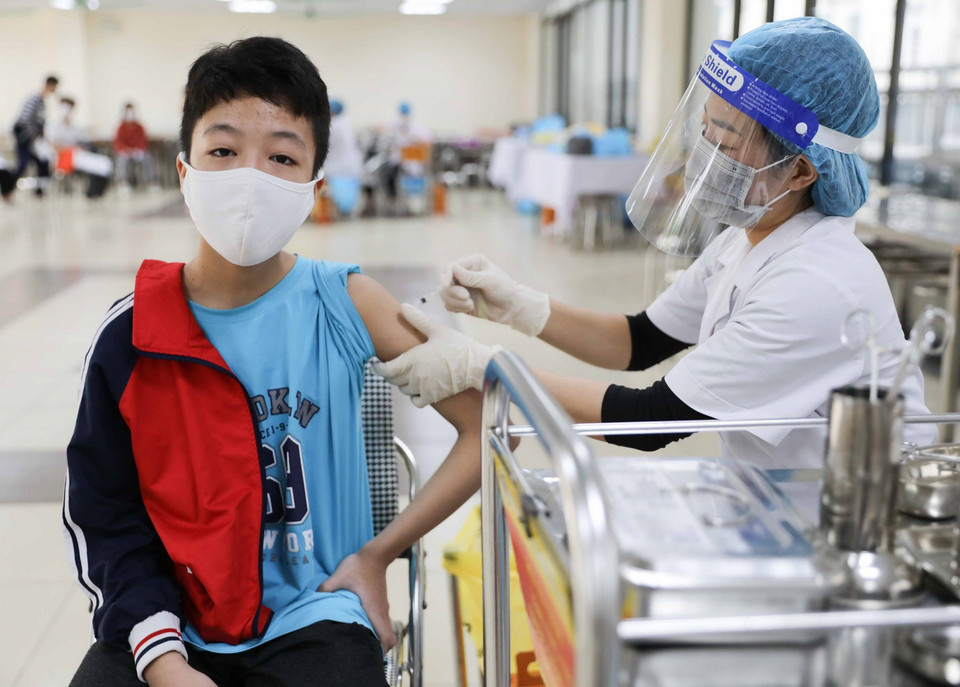 Tiêm vaccine phòng COVID-19 cho học sinh lớp 9 Trường THCS Khương Đình, quận Thanh Xuân, sáng 27/11. (Ảnh: Thanh Tùng/TTXVN)