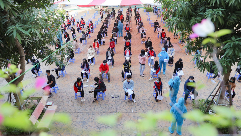 Điểm tiêm Trường THCS Khương Đình, quận Thanh Xuân, sáng 27/11. (Ảnh: Thanh Tùng/TTXVN)