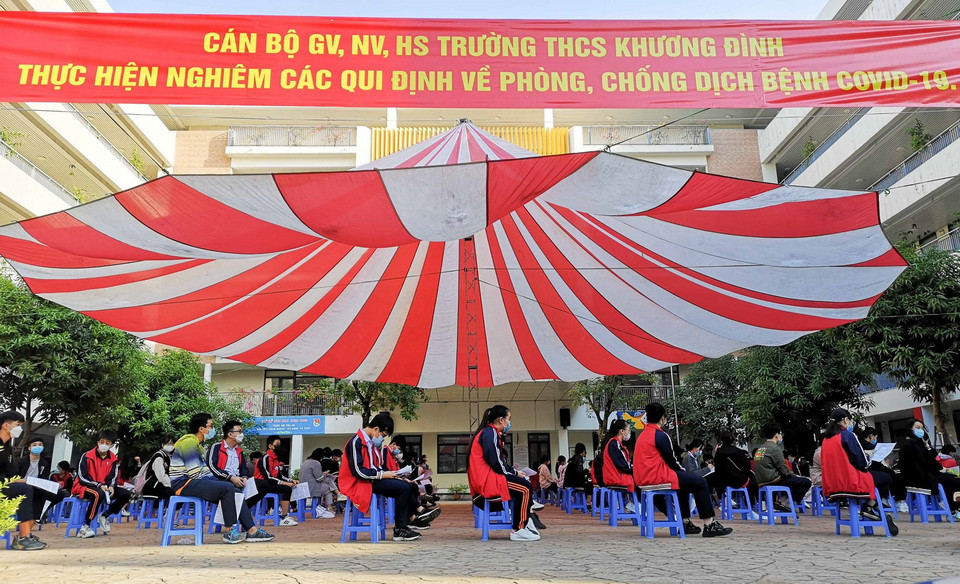 Điểm tiêm Trường THCS Khương Đình, quận Thanh Xuân, sáng 27/11. (Ảnh: Thanh Tùng/TTXVN)