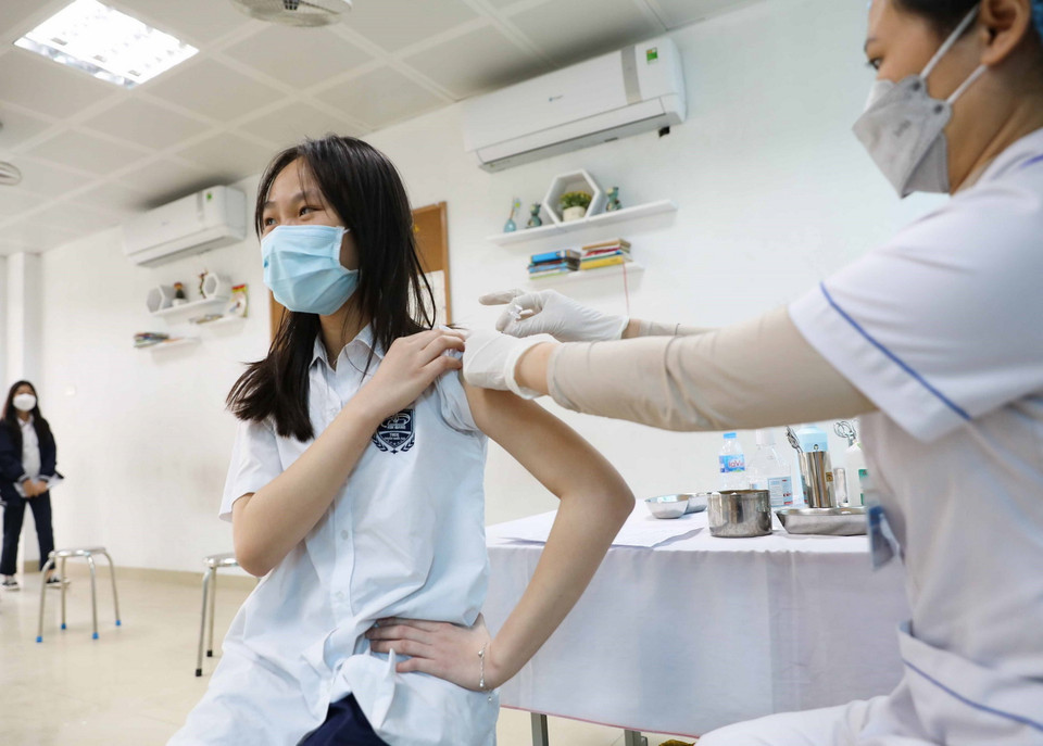 Học sinh Trường THCS Kim Giang, quận Thanh Xuân được tiêm vaccine phòng COVID-19. (Ảnh: Thanh Tùng/TTXVN)