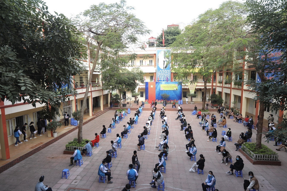 Học sinh trường THCS Nguyễn Trãi (quận Hà Đông) tập trung tại trường để tiêm vaccine phòng COVID-19. (Ảnh: Minh Quyết/TTXVN)