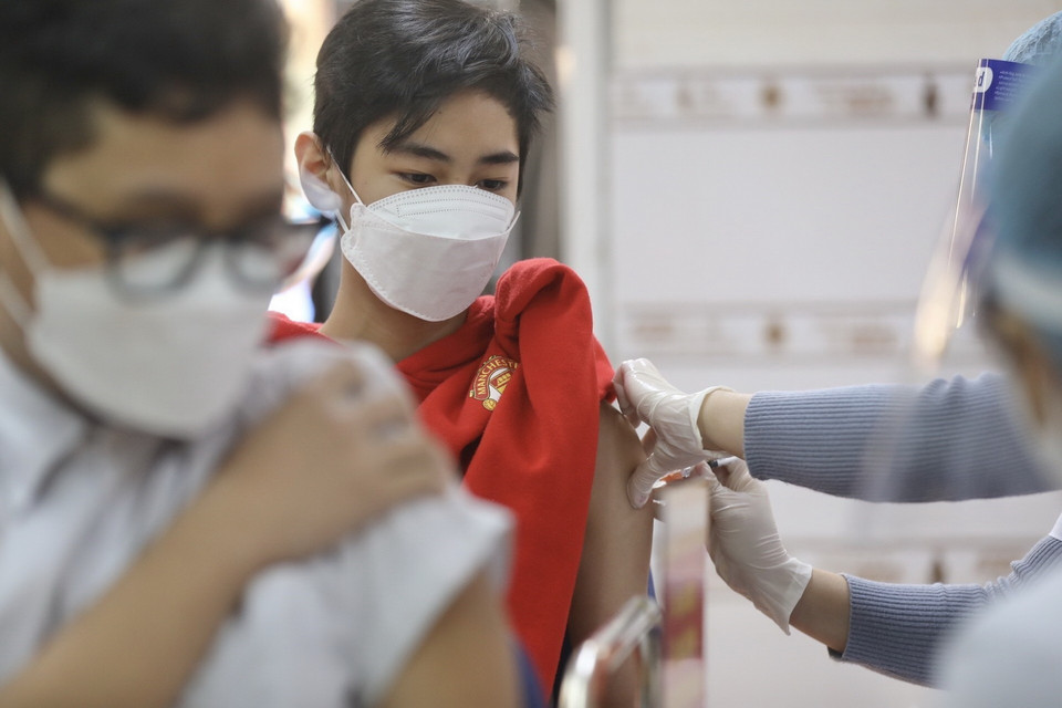 Tiêm vaccine phòng COVID-19 cho học sinh lớp 9 tại điểm tiêm trường THCS Nguyễn Trãi, uận Hà Đông. (Ảnh: Minh Quyết/TTXVN)