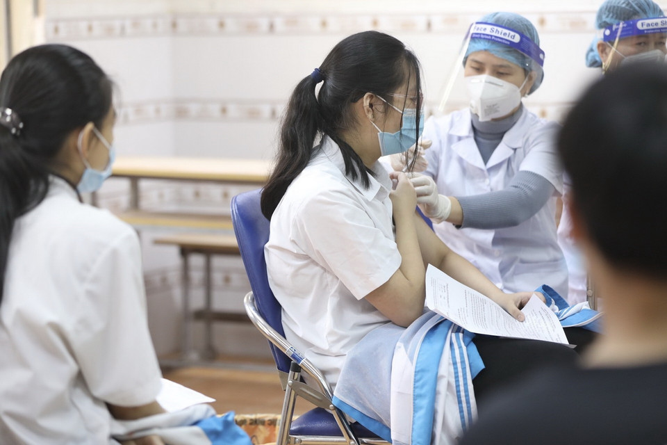Học sinh lớp 9 trường THCS Nguyễn Trãi (quận Hà Đông) tiêm vaccine phòng COVID-19. (Ảnh: Minh Quyết/TTXVN)