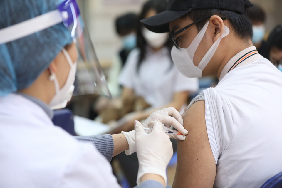 Tổ chức tiêm vaccine phòng COVID-19 cho học sinh lớp 9 tại điểm tiêm trường THCS Nguyễn Trãi (quận Hà Đông), sáng 27/11. (Ảnh: Minh Quyết/TTXVN)