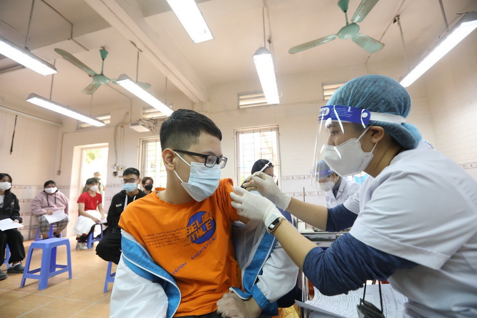 Tại trường THCS Nguyễn Trãi (quận Hà Đông), học sinh lớp 9 được tổ chức tiêm vaccine phòng COVID-19 mũi 1. (Ảnh: Minh Quyết/TTXVN)