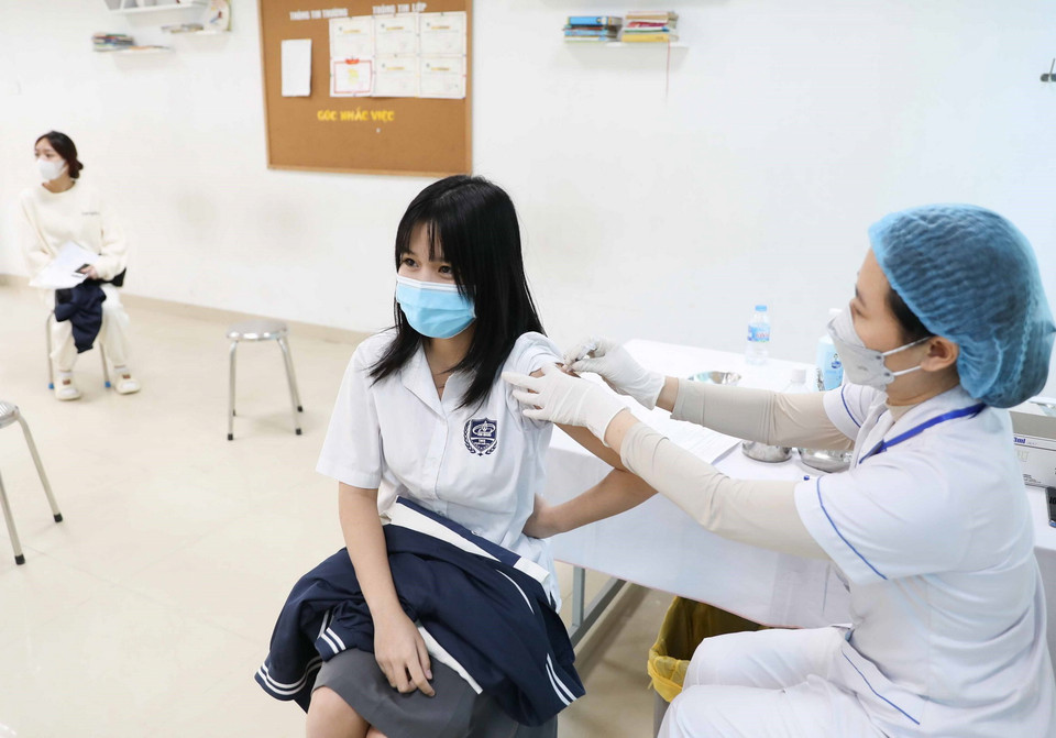 Nhân viên y tế tiêm vaccine phòng COVID-19 cho học sinh lớp 9 trường THCS Kim Giang, quận Thanh Xuân. (Ảnh: Thanh Tùng/TTXVN)
