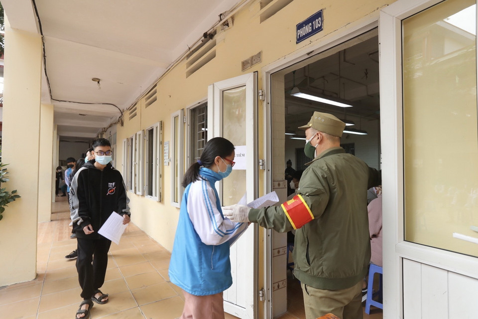 Học sinh trường THCS Nguyễn Trãi (quận Hà Đông) đến tiêm vaccine phòng COVID-19, sáng 27/11. (Ảnh: Minh Quyết/TTXVN)