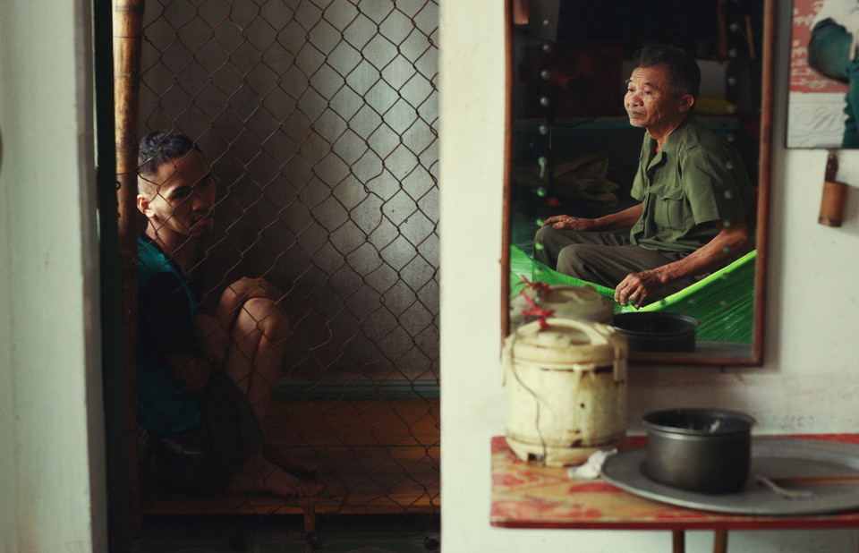 Ông Bùi Quang Giang (sinh 1948) và con trai là anh Bùi Quang Khiêm (sinh 1978) ở Thôn Hưng Đạo Tây, xã Đông Quang, huyện Đông Hưng. Ông Giang kể, anh Khiêm bị tâm thần, đập phá và hay bỏ nhà đi lang thang nên ông buộc phải giăng lưới sắt ở gầm cầu thang, nhốt con trai suốt 30 năm qua. Ngoài anh Khiêm, ông Giang còn có 2 con gái (1 người tâm thần và 1 người tàn tật) bị ảnh hưởng chất độc da cam/dioxin. Ông Giang là chiến sĩ lái xe tại chiến trường Quảng Trị những năm 1970, hiện ông đang mang trong mình căn bệnh ung thư trực tràng. (Ảnh: Lâm Khánh/TTXVN)
