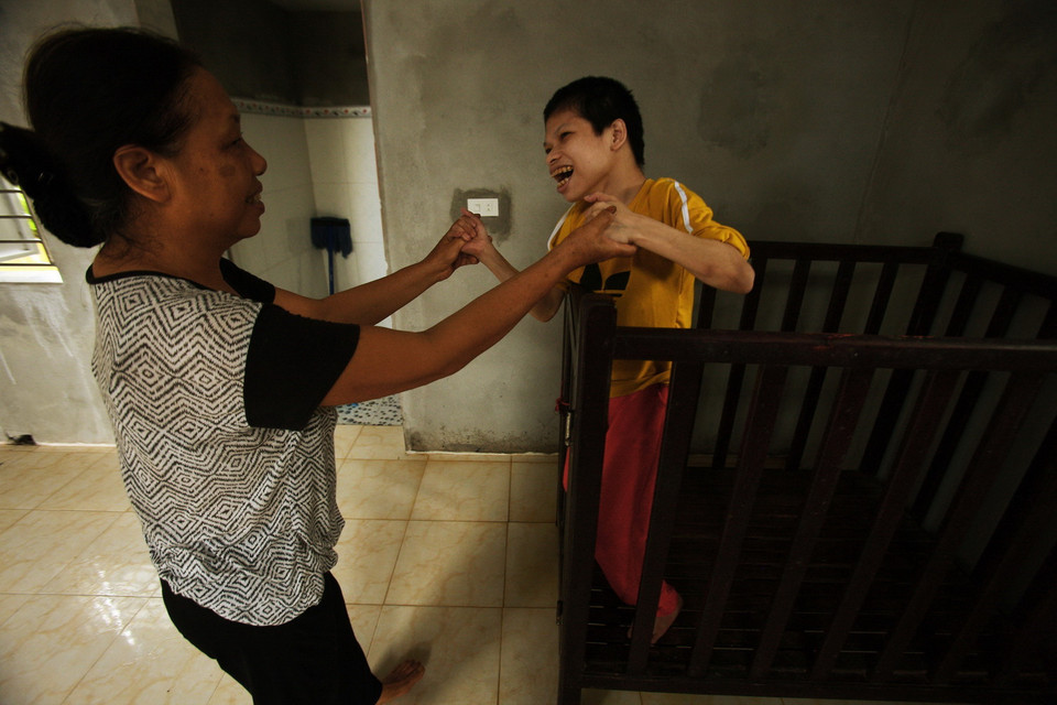 Chị Lại Thị Hà (phải, sinh 1983, tại thôn Tân Hương, xã Phúc Thành, huyện Vũ Thư) với mẹ là bà Quảng Thị Ngoãn (sinh 1961). Chị Hà mắc chứng tâm thần bẩm sinh, lớn lên hoàn toàn trong chiếc cũi gỗ. Bố chị Hà là ông Lại Văn Hằng (sinh 1953) chịu ảnh hưởng chất độc da cam/dioxin khi tham gia lực lượng pháo binh tại chiến trường Nam Bộ đầu năm 1975. (Ảnh: Lâm Khánh/TTXVN)