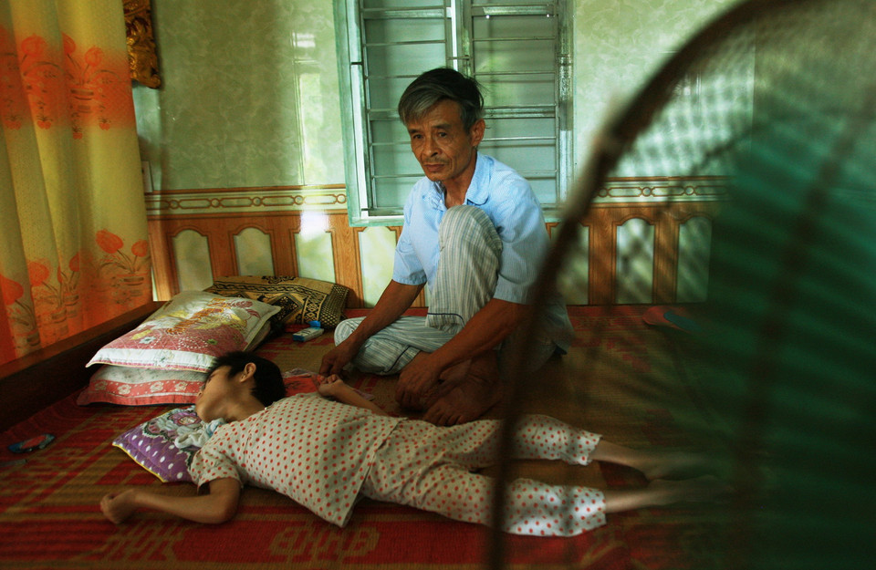 Ông Nguyễn Duy Vinh (sinh 1948, thôn Duyên Tục, xã Phú Lương, huyện Đông Hưng) chịu ảnh hưởng chất độ da cam/dioxin khi chiến đấu ở chiến trường Quảng Nam, Quảng Ngãi những năm 1970. Cháu nội là Nguyễn Diệp Anh Thư (sinh 2006) bị bại não, hiện chưa được nhận trợ cấp cho nạn nhân da cam/dioxin. (Ảnh: Lâm Khánh/TTXVN)