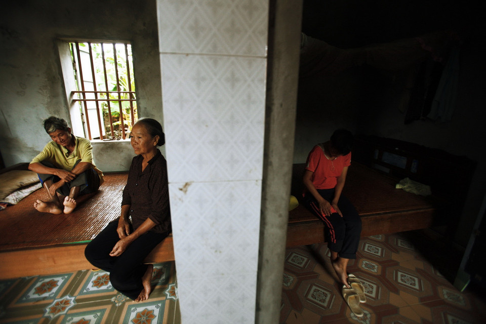 Bà Bùi Thị Mậu (sinh 1944) cùng hai con là anh Bùi Văn Vang (sinh 1975) và chị Bùi Thị Nguyệt (sinh 1983) tại thôn Hưng Đạo Tây, xã Đông Quang, huyện Đông Hưng. Cả anh Vang và chị Nguyệt đều bị tâm thần bẩm sinh do ảnh hưởng chất độ da cam/dioxin từ bố là ông Bùi Văn Ơn (sinh 1942, mất 2002). Ông bà có 4 người con thì cả 4 người đều nhiễm chất độc da cam/dioxin (1 người đã mất, 1 người bỏ nhà đi). (Ảnh: Lâm Khánh/TTXVN)