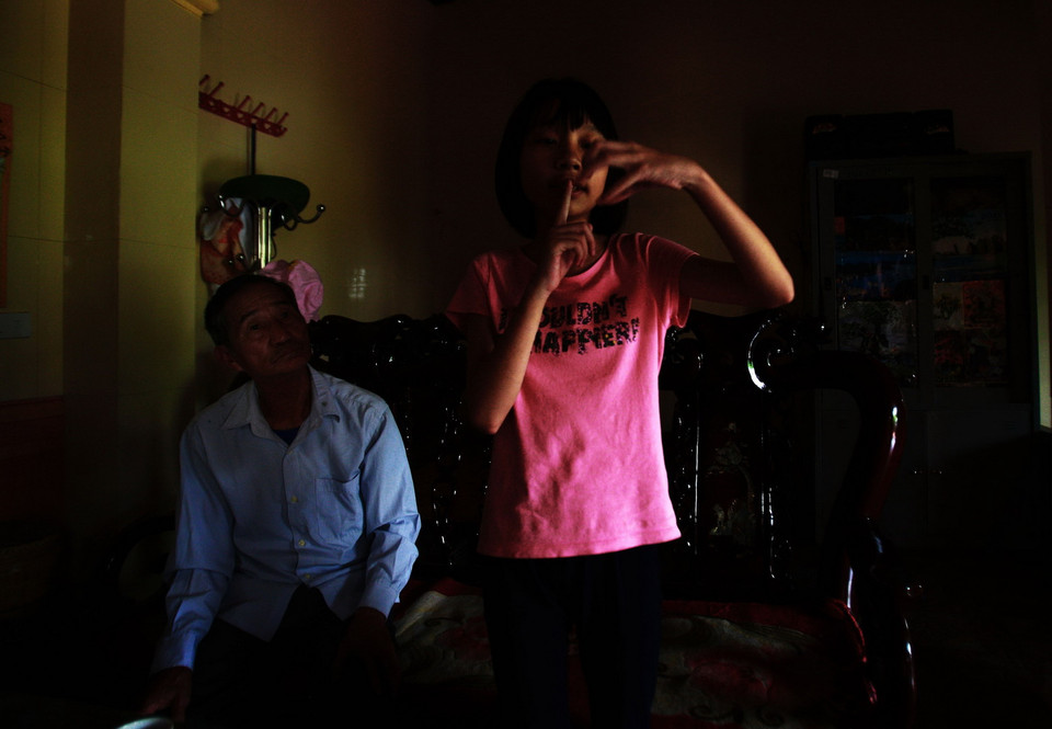 Ông Lê Hồng Sơn (trái, sinh 1945, huyện Đông Hưng) chịu ảnh hưởng chất độ da cam/dioxin khi chiến đấu ở chiến trường Thượng Lào, đường 9 Khe Sanh năm 1972. Ông và một người con gái bị thiểu năng trí tuệ, được công nhận là nạn nhân chất độc da cam/dioxin. Cháu nội ông là Lê Hà (đã đổi tên, sinh 2005) bị tăng động, đang học trường dành riêng cho trẻ tự kỷ, hiện chưa được nhận trợ cấp cho nạn nhân da cam/dioxin. (Ảnh: Lâm Khánh/TTXVN)