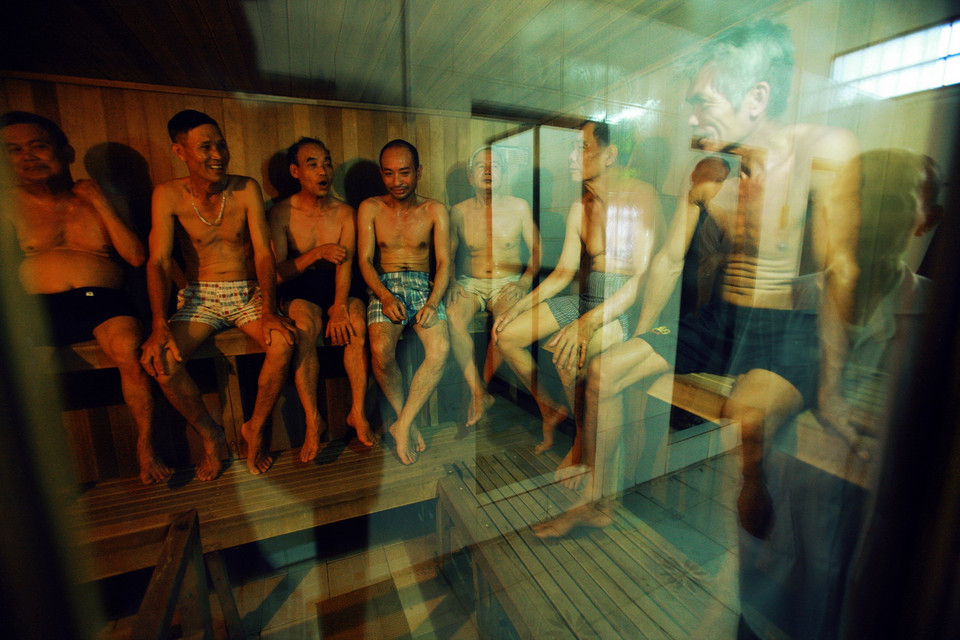 Sau khi uống vitamin, các bệnh nhân tiến hành vận động và ngồi phòng xông hơi tẩy độc. Nhiều bệnh nhân cho biết sức khoẻ được cải thiện rõ rệt sau các liệu trình tẩy độc tại đây. (Ảnh: Lâm Khánh/TTXVN)