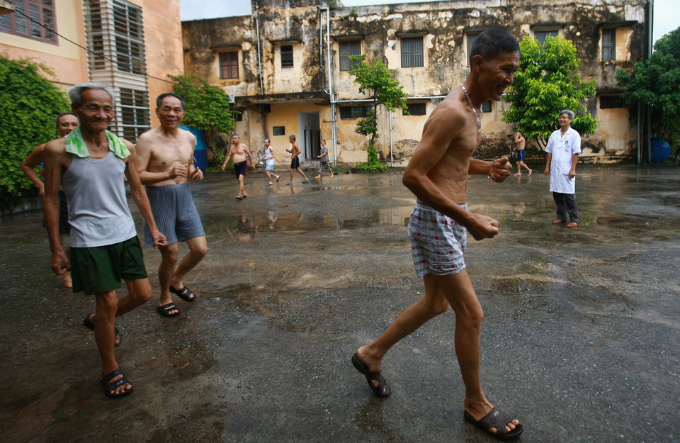 Được thành lập từ năm 2011, Trung tâm tẩy độc (thuộc Hội Nạn nhân Da cam/dioxin Thái Bình) đã tiến hành điều trị có hiệu quả cho gần 80 đợt, với trên 1400 bệnh nhân là các thương, bệnh binh, nạn nhân chất độc da cam/dioxin. Sau khi uống vitamin, các bệnh nhân tiến hành vận động và ngồi phòng xông hơi tẩy độc. Nhiều bệnh nhân cho biết sức khoẻ được cải thiện rõ rệt sau các liệu trình tẩy độc tại đây. (Ảnh: Lâm Khánh/TTXVN)