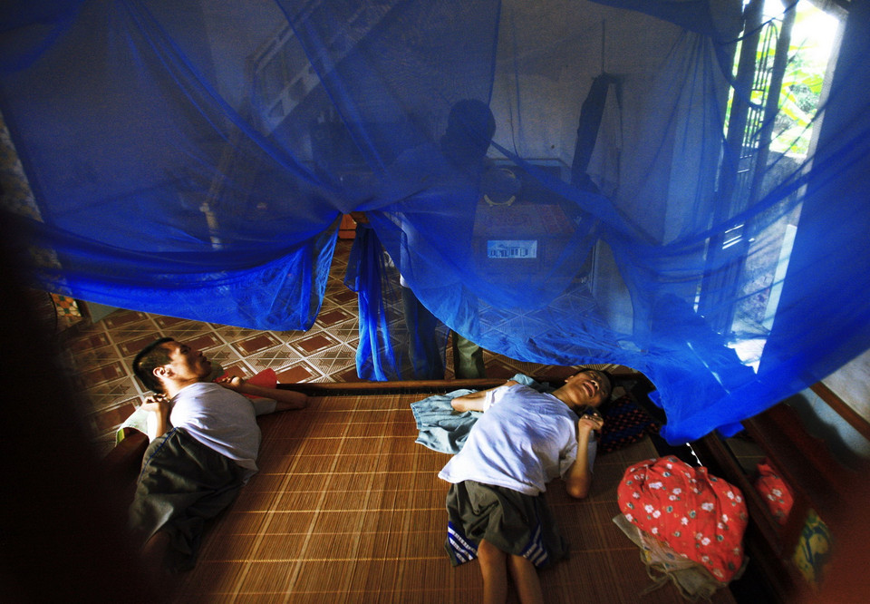 Ông Lại Văn Biên (sinh 1950) ở làng Tường An, xã Tân Hòa, huyện Vũ Thư buông màn cho hai con trai. Ông Biên chịu ảnh hưởng chất độc da cam/dioxin khi chiến đấu ở chiến trường Đông Nam Bộ từ tháng 8/1972. Hai con ông là Lại Văn Mạnh (sinh 1982) và Lại Văn Đô (sinh 1984) đều bị bại liệt bẩm sinh; mọi sinh hoạt, ăn uống, vệ sinh của hai con đều do ông và vợ là bà Vũ Thị Thắm (sinh 1960) giúp đỡ. (Ảnh: Lâm Khánh/TTXVN)