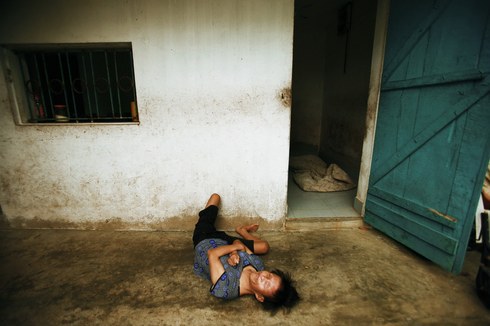 Chị Đoàn Thị Hồng Gấm (sinh 1977) nằm cô quạnh trước căn phòng nhỏ tại thôn Thọ Lộc, xã Minh Khai, huyện Vũ Thư. Do chịu ảnh hưởng chất độ da cam/dioxin, chị Gấm bị mù, mắc chứng tâm thần từ khi sinh ra, không thể tự ăn uống, vệ sinh, hoàn toàn trông đợi vào sự giúp đỡ từ người mẹ già. Cứ 1-2 ngày chị lại lên cơn co giật, đập phá lung tung. Bố chị, ông Đoàn Ngọc Uyển (sinh 1943 - mất 2015) là nạn nhân chất độ da cam/dioxin khi chiến đấu ở chiến trường Đắk Lắk, Bình-Trị-Thiên từ năm 1968. (Ảnh: Lâm Khánh/TTXVN)