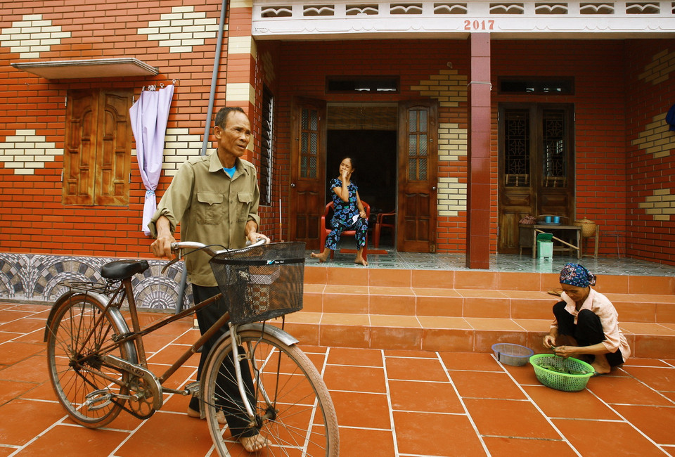 Gia đình ông Phạm Đăng Phán (sinh 1949), bà Nguyễn Thị Đào (sinh 1950) sống trong căn nhà tình nghĩa do Phòng Lao động, Thương binh và Xã hội cùng Hội Nạn nhân chất độ da cam/dioxin huyện Vũ Thư hỗ trợ xây mới tại Thông Phú Mãn, xã Song Lãng. Ông Phán mang trong mình di chứng chất độc da cam/dioxin khi chiến đấu tại chiến trường Quảng Trị (1970-1971), hiện ông đang bị ung thư dạ dày, tiểu đường. Con gái ông là chị Phạm Thị Dịu (giữa, sinh 1985) bị bại liệt, tâm thần. (Ảnh: Lâm Khánh/TTXVN)