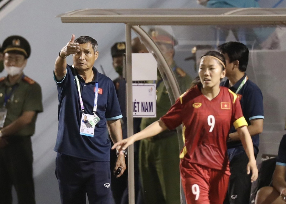 HLV Mai Đức Chung - nhà cầm quân tài ba đã đưa bóng đá nữ Việt Nam đi từ thắng lợi này đến thắng lợi khác để khẳng định ngôi vị số 1 Đông Nam Á. (Ảnh: TTXVN)