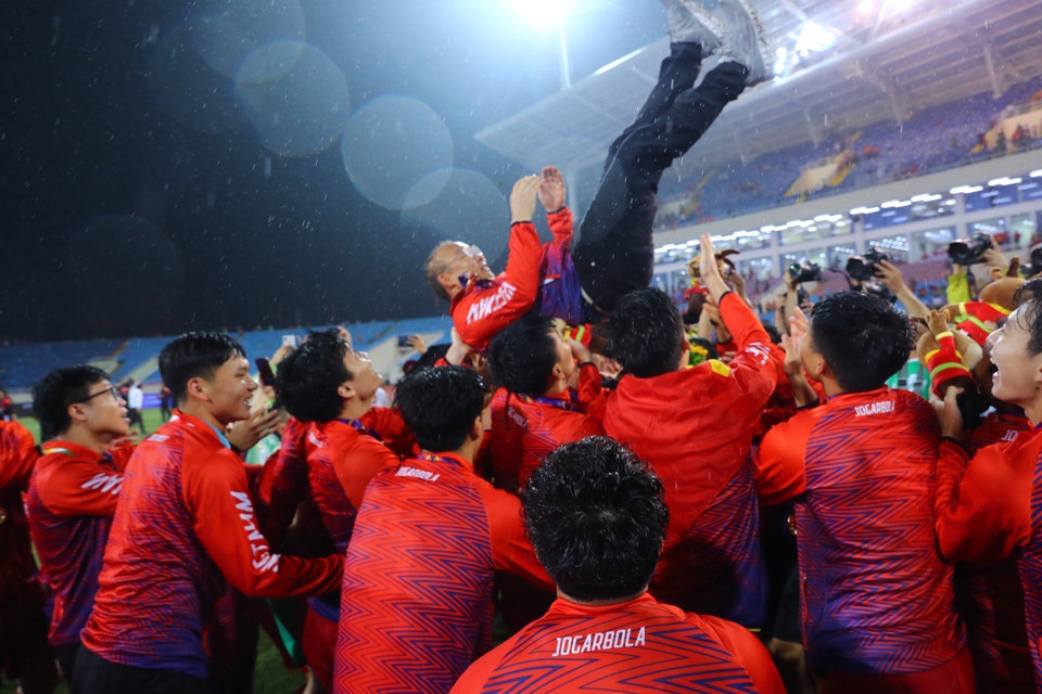 Các cầu thủ U23 Việt Nam tung bổng HLV Park Hang-seo sau chiến thắng trong trận chung kết gặp U23 Thái Lan để giành HCV SEA Games 31. (Ảnh: TTXVN)