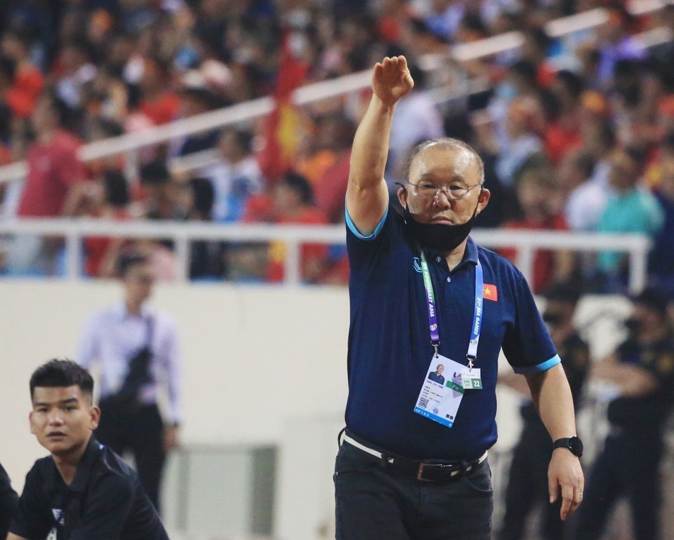HLV Park Hang-seo xuất sắc dẫn dắt đội tuyển bóng đá nam U23 Việt Nam bảo vệ thành công tấm huy chương Vàng tại SEA Games. (Ảnh: TTXVN)