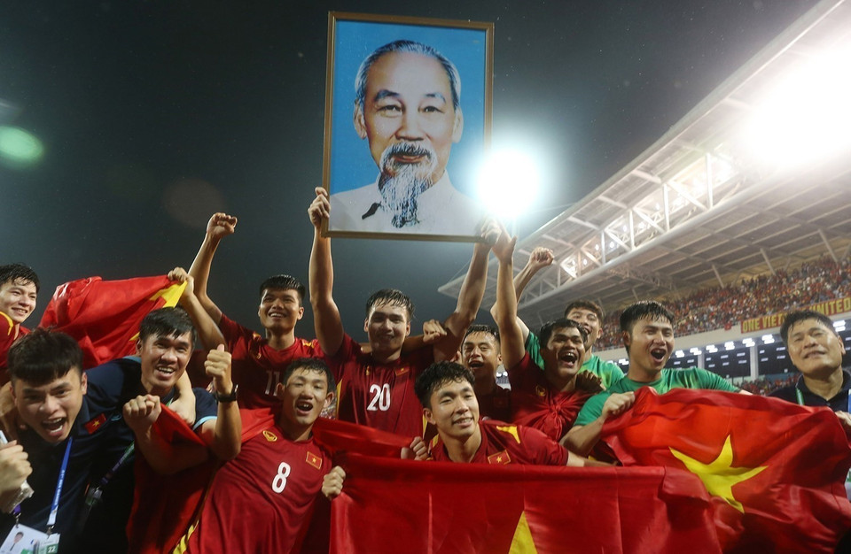 Các cầu thủ đội tuyển U23 Việt Nam giương cao ảnh Bác Hồ ăn mừng chiến thắng sau chiến thắng 1-0 trước U23 Thái Lan trong trận chung kết. (Ảnh: TTXVN)