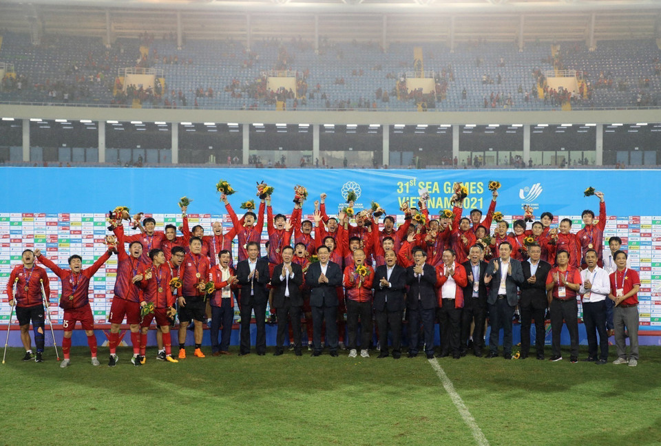 Đội tuyển bóng đá nam U23 Việt Nam ăn mừng chiến thắng trong sự chúc mừng nồng nhiệt của các lãnh đạo cấp cao Đảng, Nhà nước. (Ảnh: TTXVN)