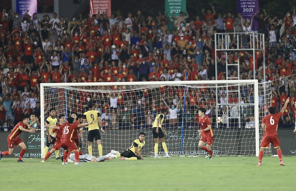 Pha đánh đầu của Tiến Linh ở phút 111 ghi bàn thắng quyết định chiến thắng cho U23 Việt Nam trong trận bán kết gặp U23 Malaysia. (Ảnh: TTXVN)