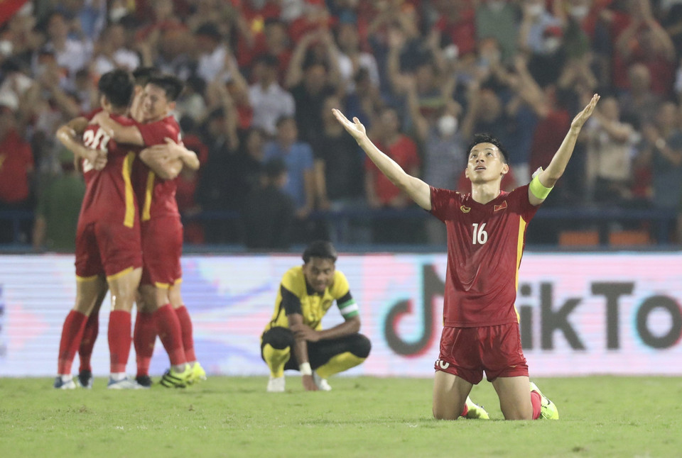 Sự nỗ lực không mệt mỏi của đội trưởng Hùng Dũng trong trận bán kết bán kết gặp U23 Malaysia đã mang lại chiến thắng xứng đáng cho U23 Việt Nam. (Ảnh: TTXVN)