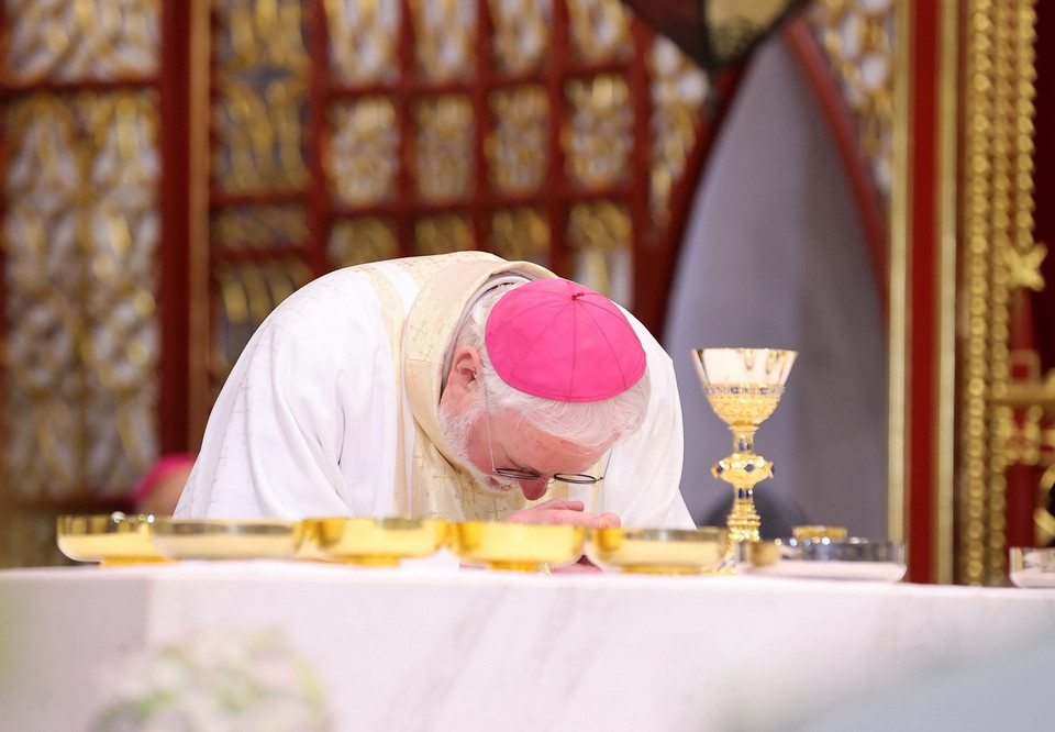 Tổng Giám mục Paul Richard Gallagher, Bộ trưởng Ngoại giao Tòa thánh Vatican chủ sự thánh lễ. (Ảnh: Văn Điệp/TTXVN)