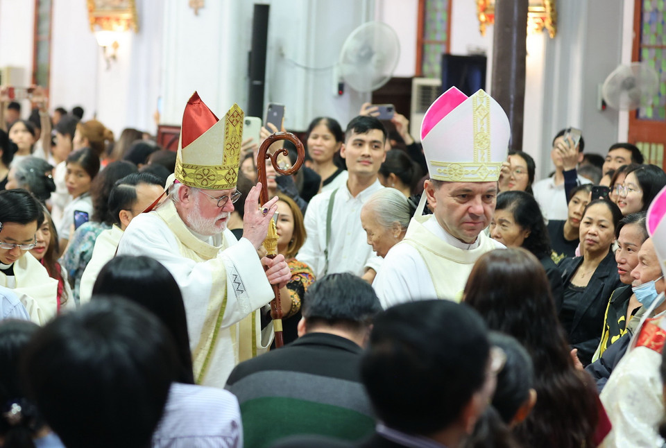 Tổng Giám mục Paul Richard Gallagher, Bộ trưởng Ngoại giao Tòa thánh Vatican (phía sau) và Tổng Giám mục Marek Zalewski, Đại diện Thường trú Tòa thánh Vatican tại Việt Nam (phía trước) tại buổi thánh lễ. (Ảnh: Văn Điệp/TTXVN)